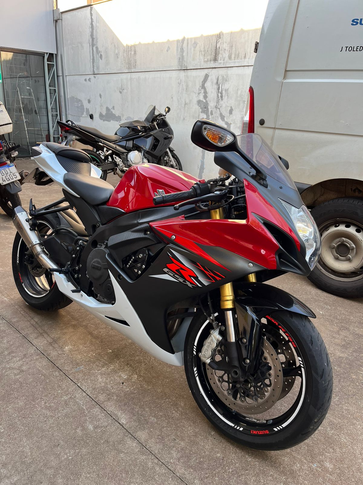 SUZUKI GSX-R750 2016 VERMELHA COM 27600 KM.