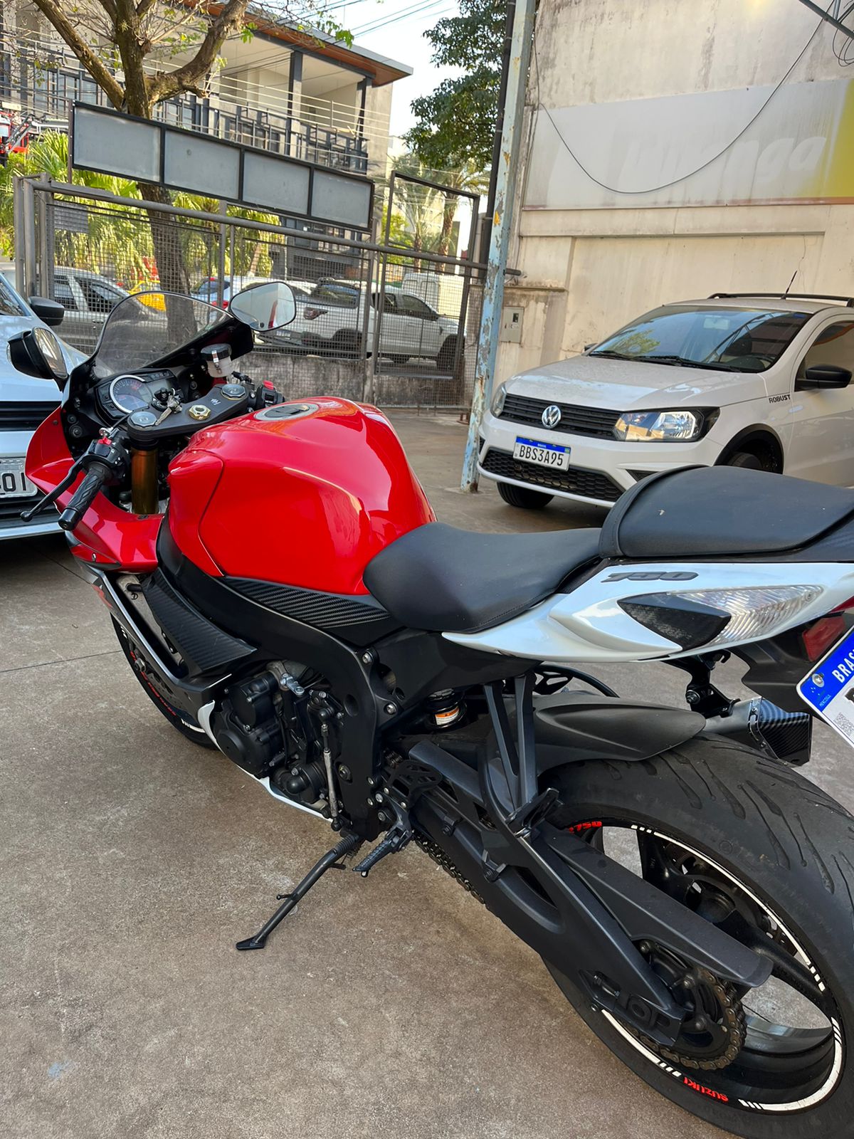 SUZUKI GSX-R750 2016 VERMELHA COM 27600 KM.