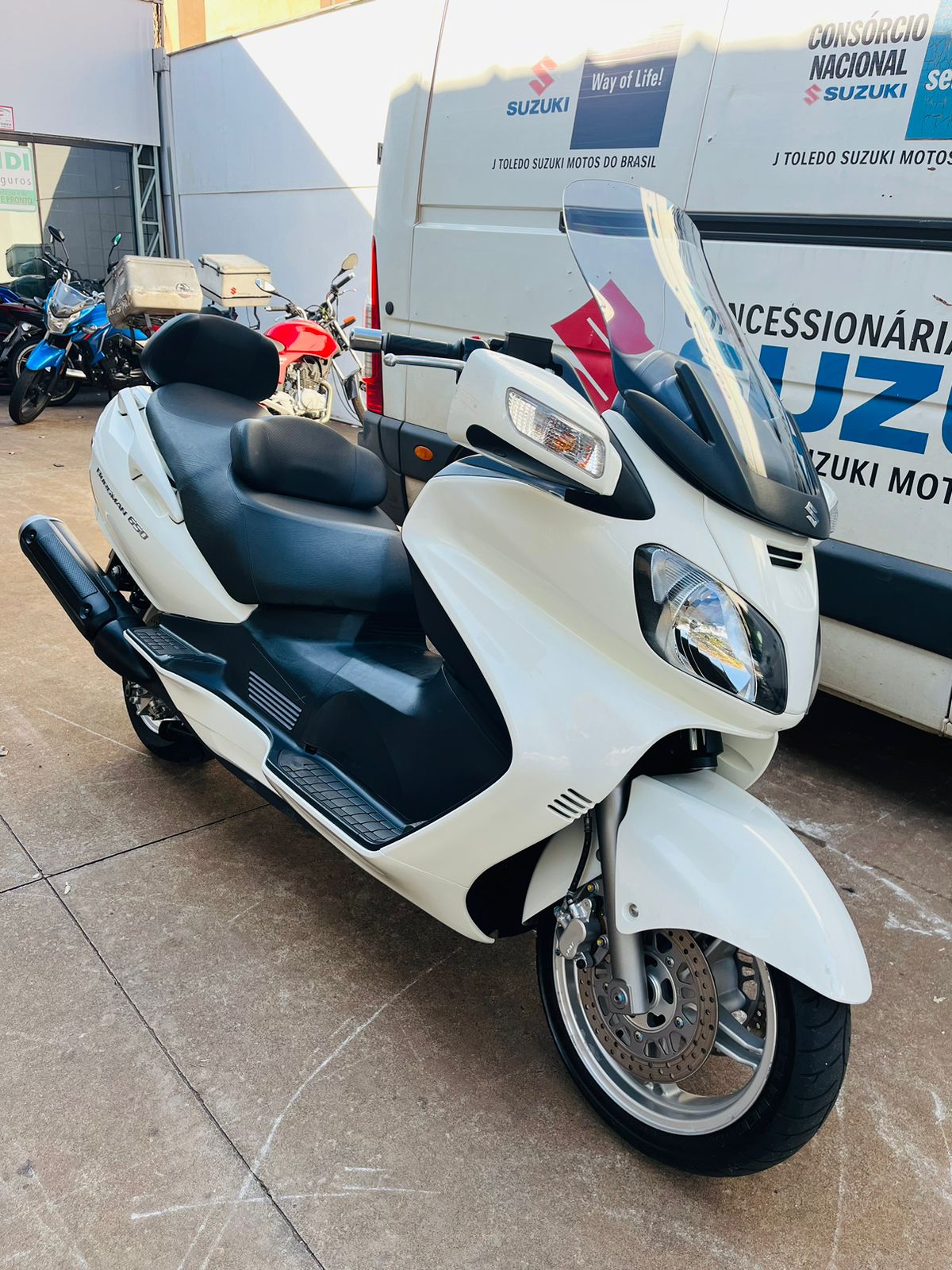 SUZUKI BURGMAN 650 BRANCA 2011/12 COM APENAS 10600 KM.