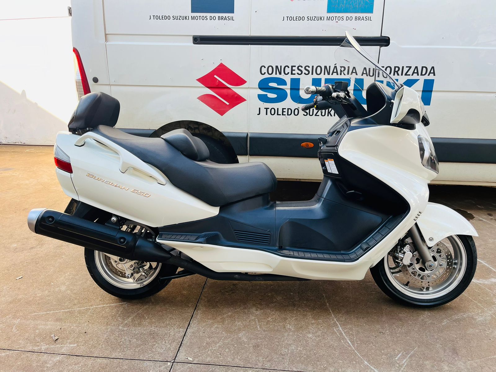 SUZUKI BURGMAN 650 BRANCA 2011/12 COM APENAS 10600 KM.