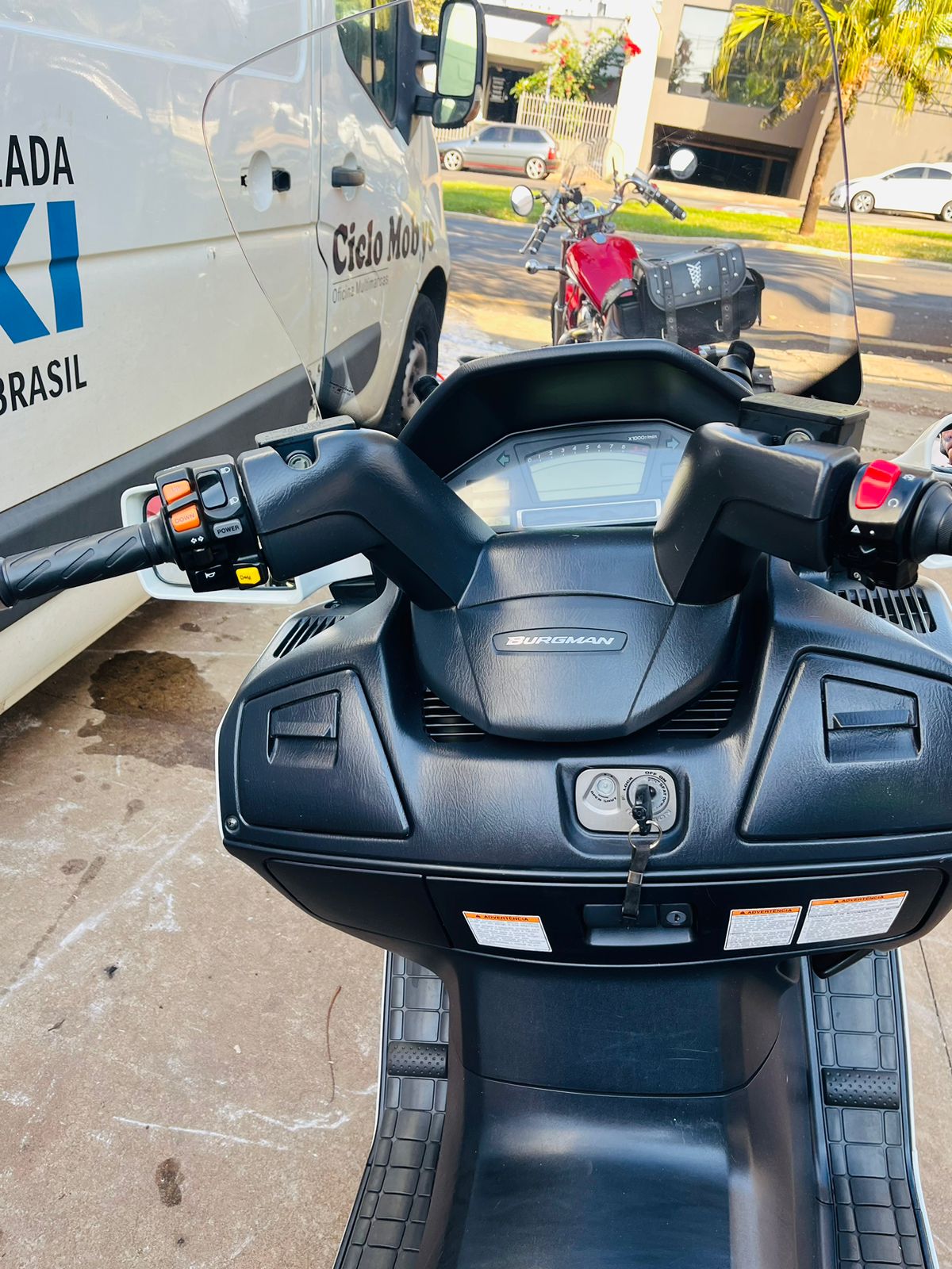 SUZUKI BURGMAN 650 BRANCA 2011/12 COM APENAS 10600 KM.