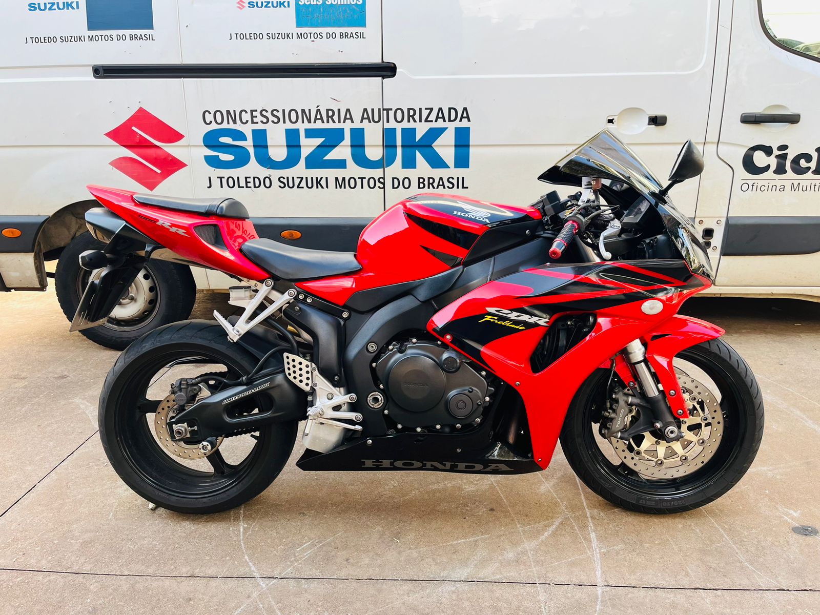 HONDA CBR 1000 RR FIRE BLADE VERMELHA 2006 COM APENAS 21500 KM.