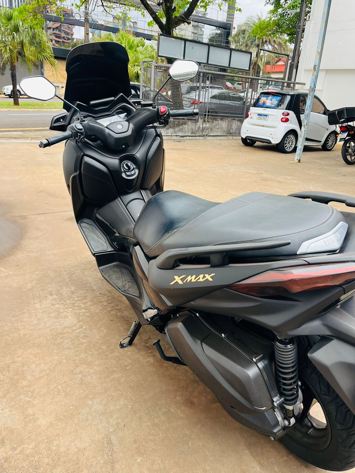 YAMAHA X-MAX 2021 PRETA COM 15 MIL KM