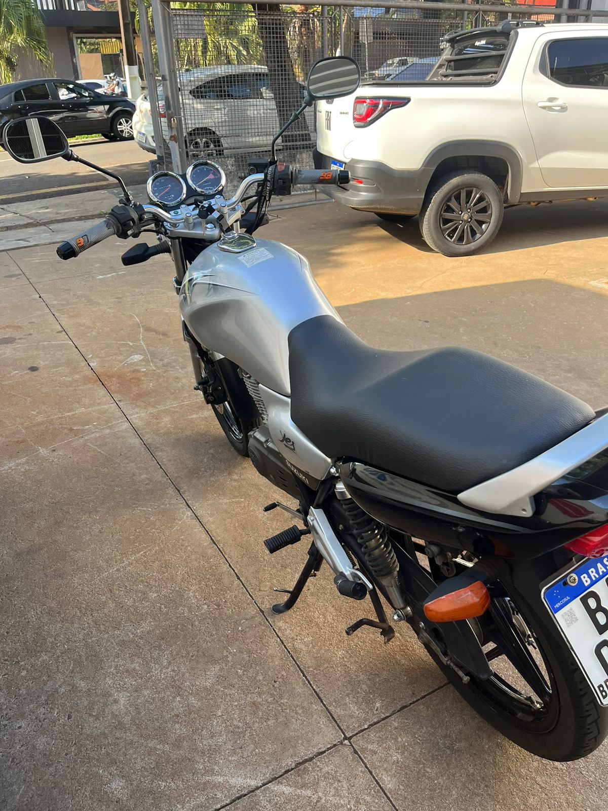 SUZUKI YES SE 2016 PRATA